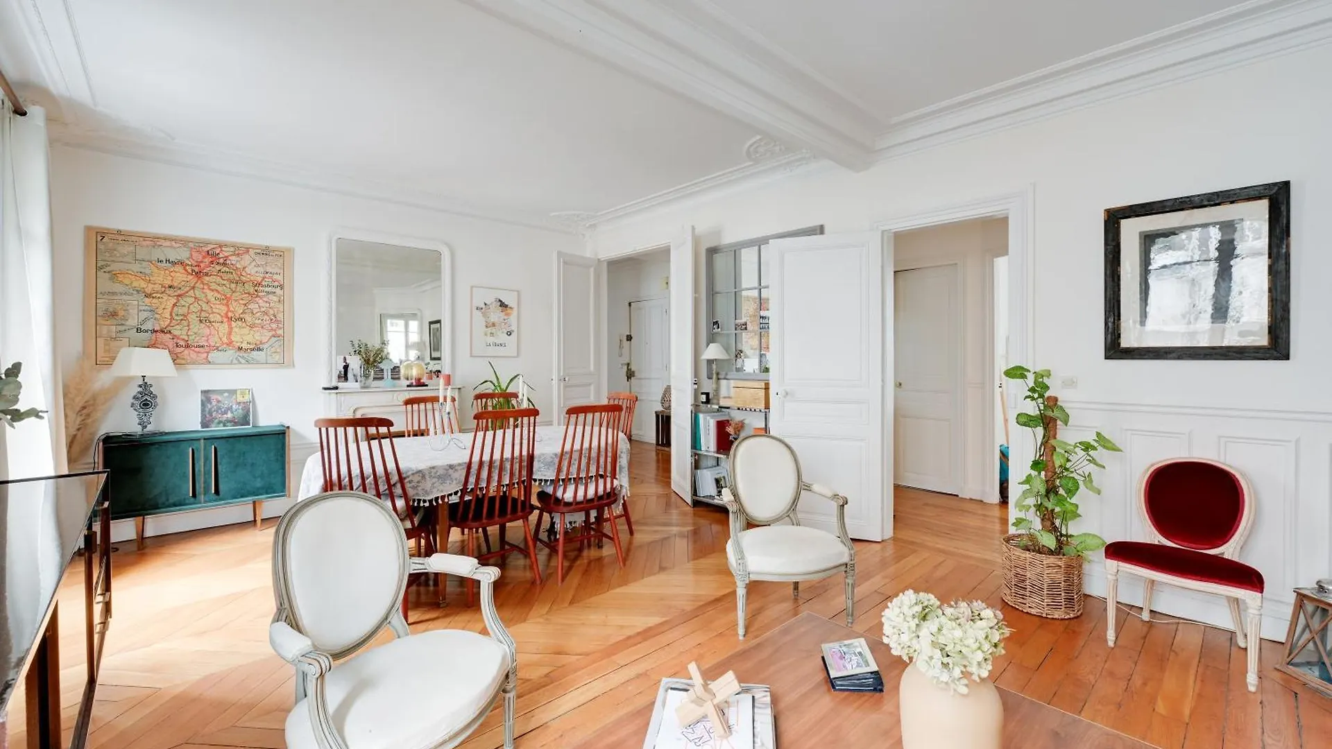 Veeve - Cartographer's Haven Apartment Paris