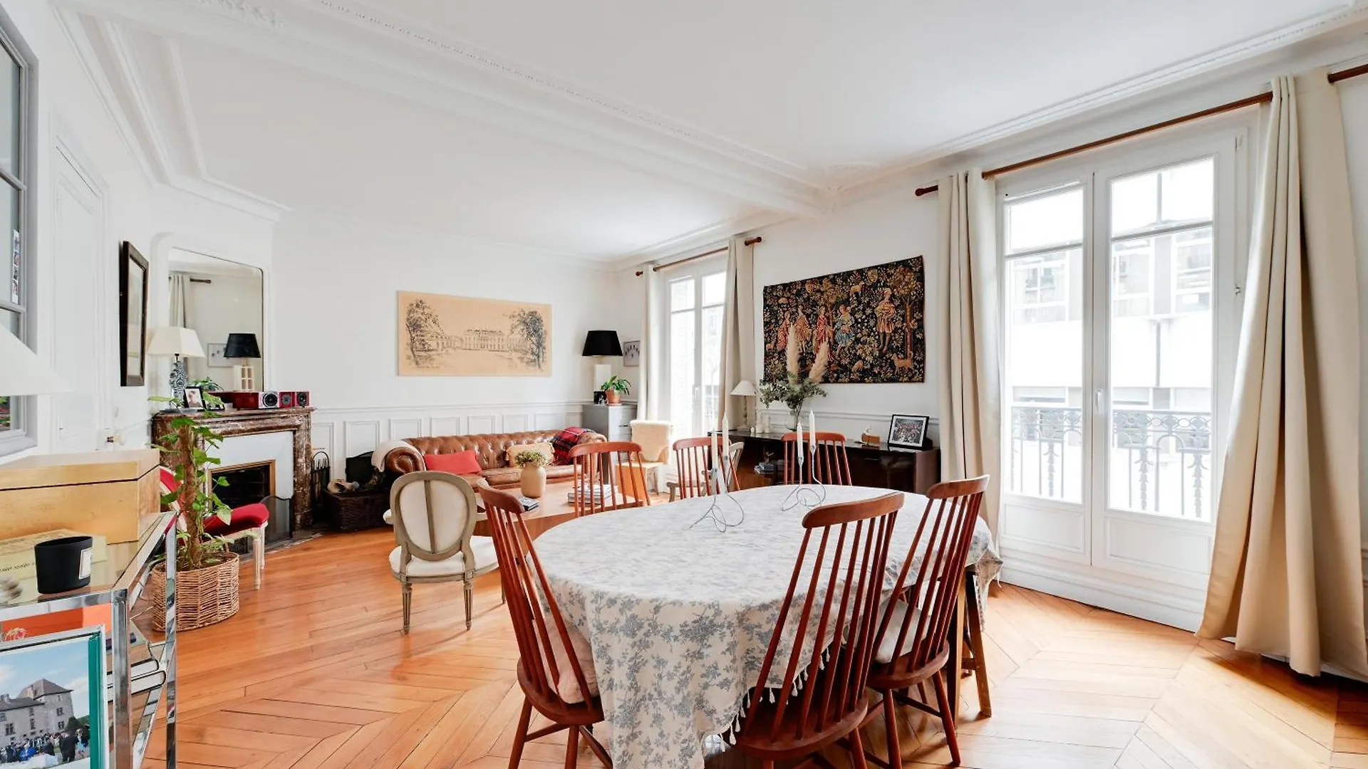 Veeve - Cartographer's Haven Paris
